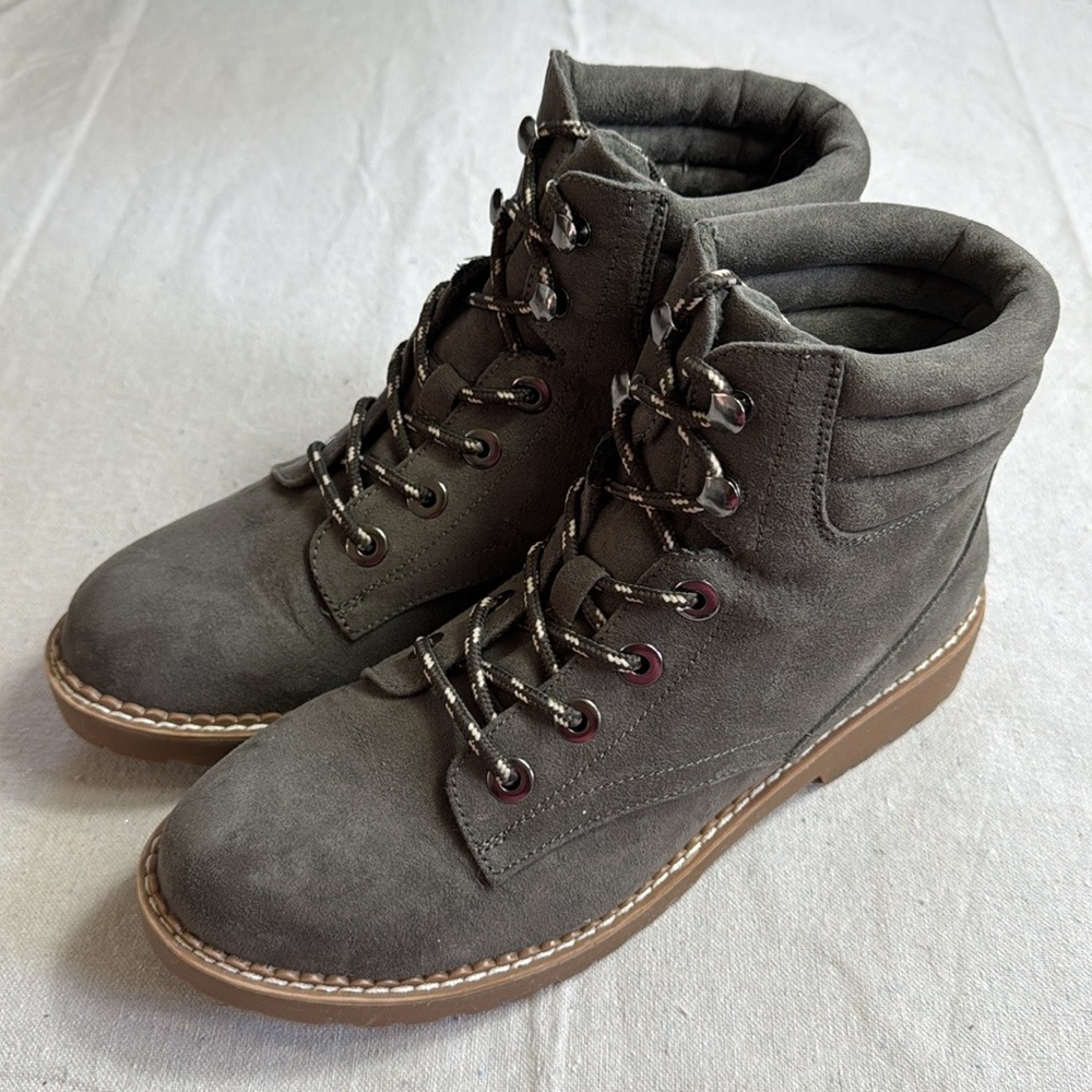 Austin Trading Co. Stylish Women's Lace-Up Boots.